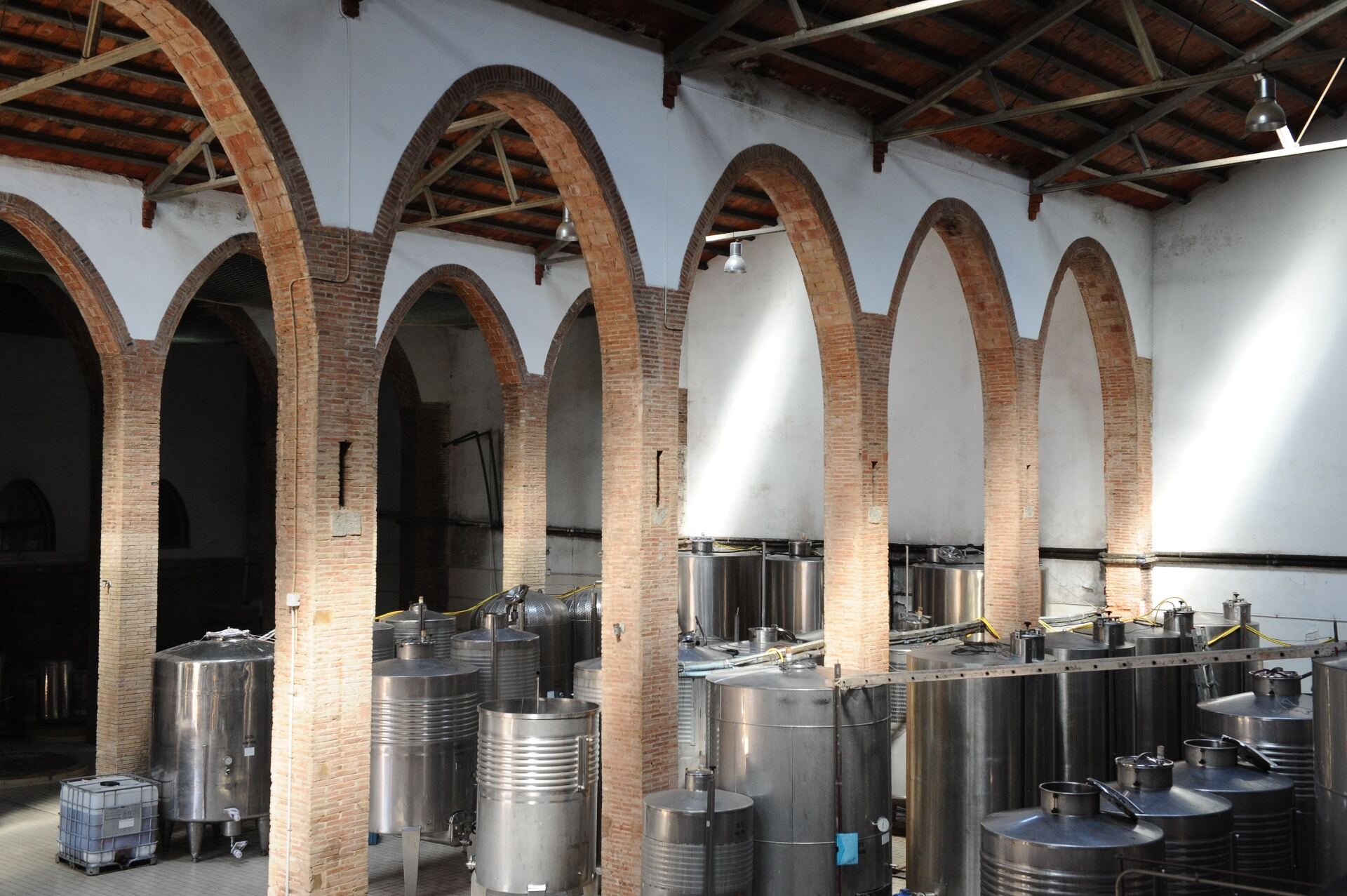 Arcs catenaris del celler modernista de Celler Marfil